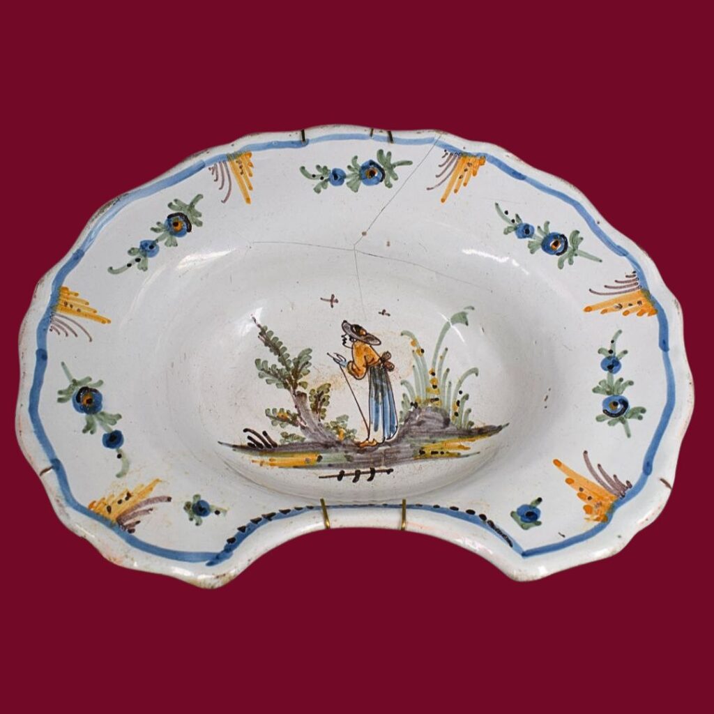 Maiolica lodigiana, XVIII secolo - Bacile da barba con decoro figurato e policromia vivace