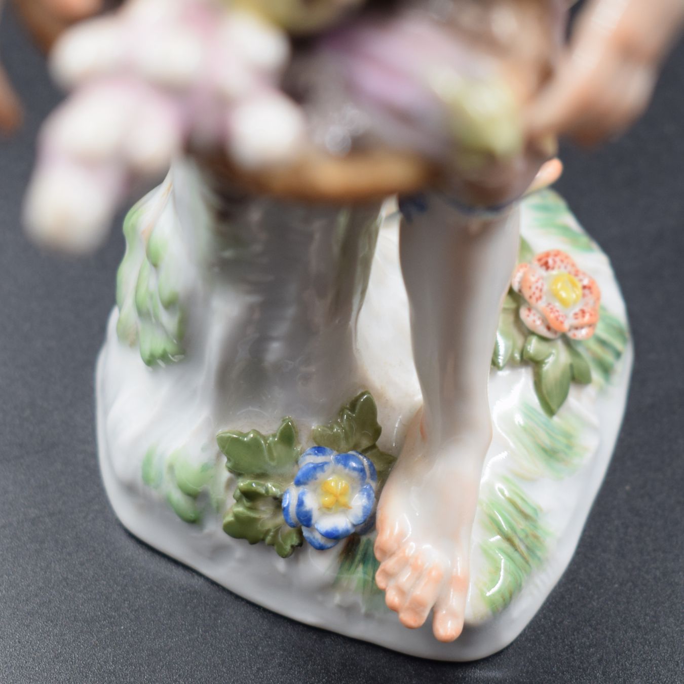 Manifattura di Meissen, ortolano con cesta di ortaggi - immagine 10