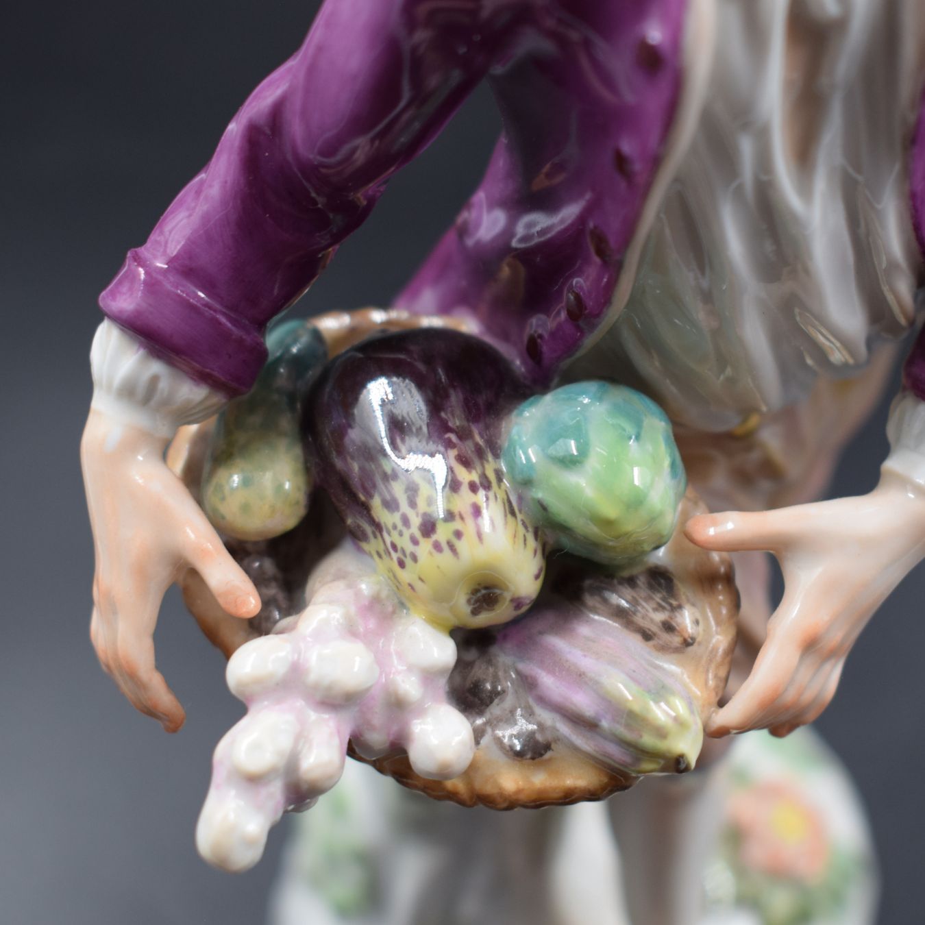 Manifattura di Meissen, ortolano con cesta di ortaggi - immagine 8